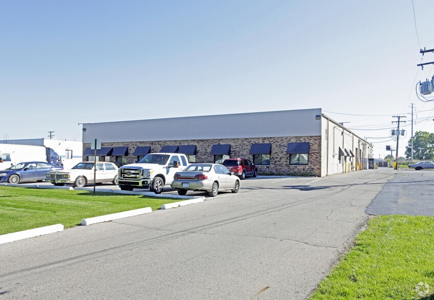 More Photos Of 27270-27300 Gloede Dr, Warren Warehouse For Lease