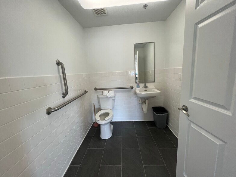 More Photos Of 9240 NE Baltimore St, Blaine Warehouse For Lease