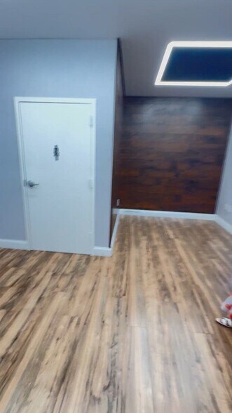 More Photos Of 6614 Kingspointe Pky, Orlando Distribution For Lease