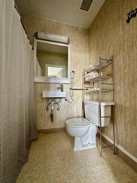 More Photos Of 925 1st Ave, Monte Vista Hotel For Sale