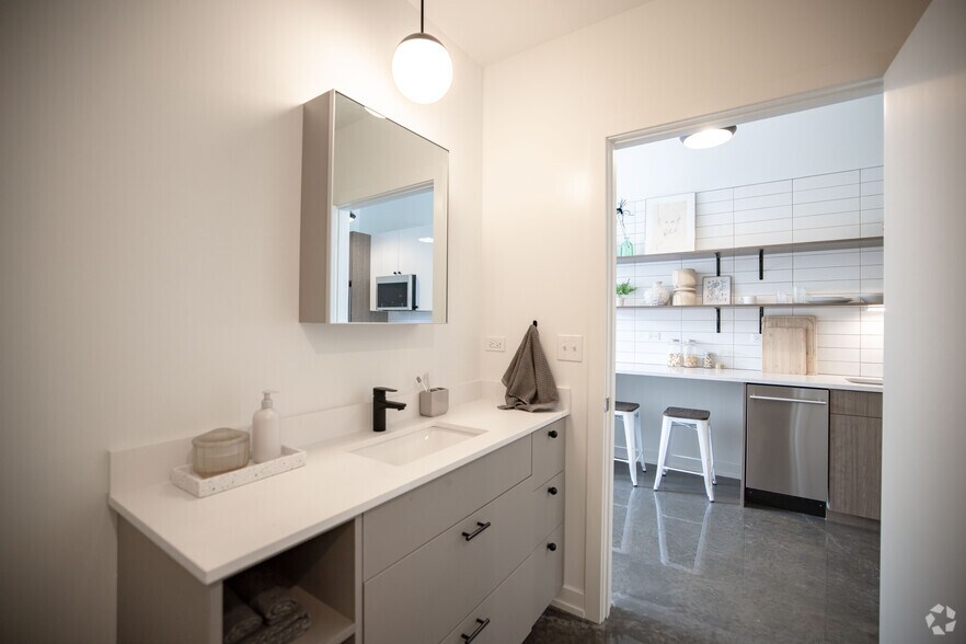 More Photos Of 1135 W Winona St, Chicago Apartments For Lease