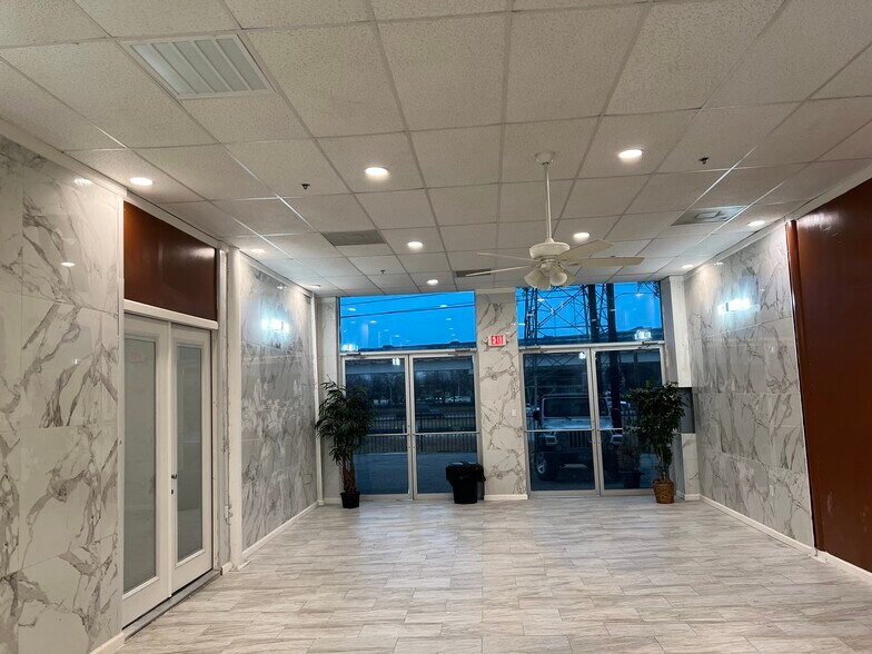 More Photos Of 6140 N Sam Houston Pky W, Houston Office For Lease