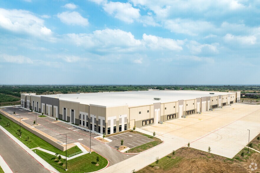 More Photos Of 1122 S Foster Rd, San Antonio Unknown For Lease