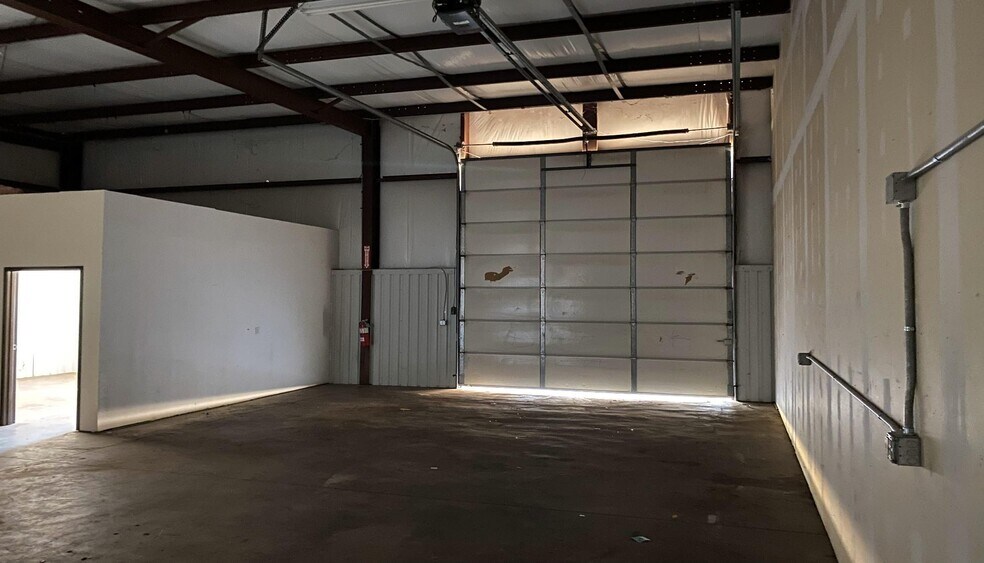 More Photos Of 3531-3547 MacDonnell Ave, Norman Warehouse For Lease