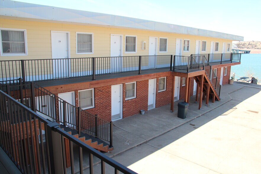 More Photos Of 115 N River St, Chamberlain Hotel For Sale