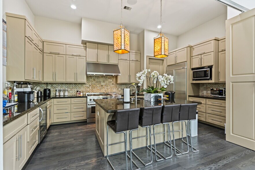 More Photos Of 1423 Lake Pointe Pkwy, Sugar Land Office For Sale