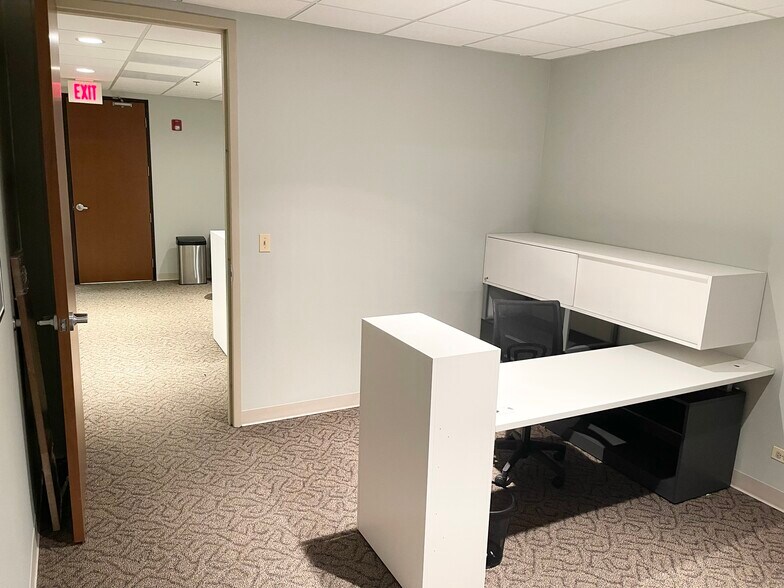 More Photos Of 10700 W Higgins Rd, Rosemont Office For Sale