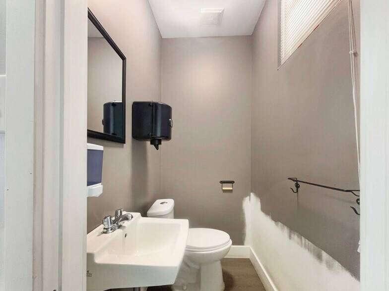 More Photos Of 59 Dalhousie St, Brantford Storefront For Lease