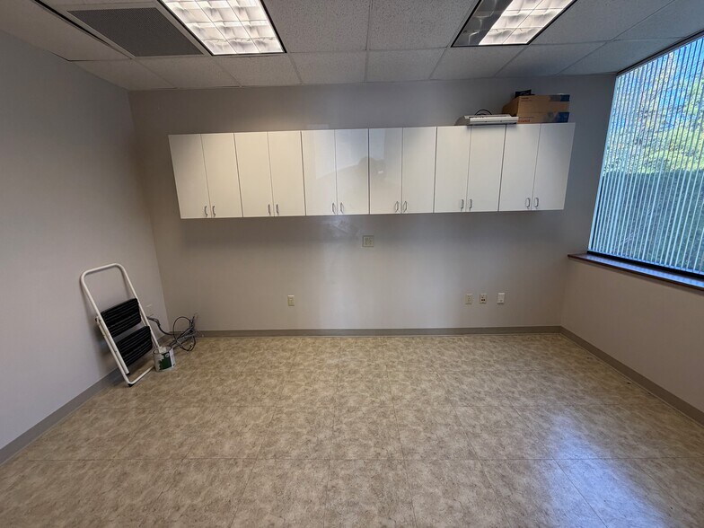 More Photos Of 1611 Pond Rd, Allentown Medical For Lease