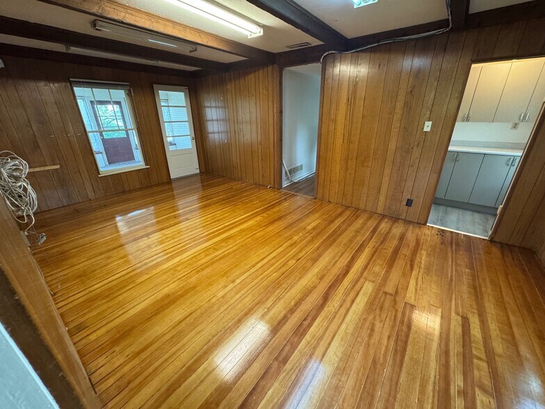 More Photos Of 1103 Fabyan Pkwy, Geneva Manufacturing For Lease