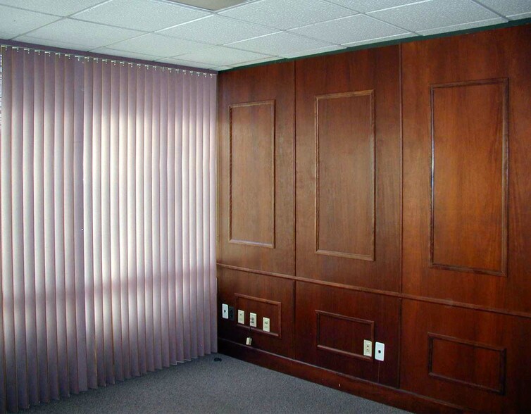 More Photos Of 1465 Axtell Dr, Troy Flex For Sale