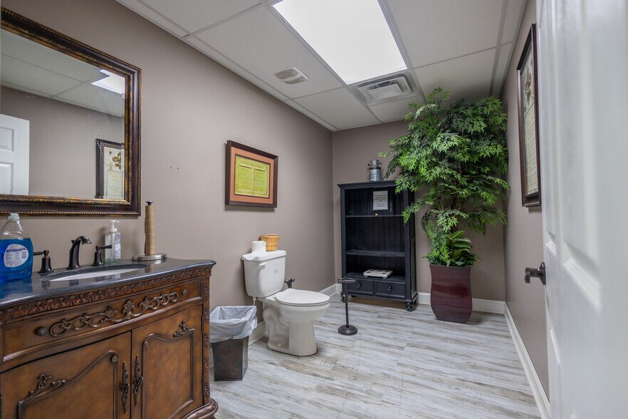 More Photos Of 252 Commerce Dr, Tompkinsville Warehouse For Sale