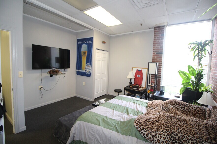 More Photos Of 121 Friends Ln, Newtown Medical For Sale