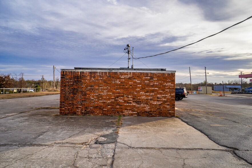 More Photos Of 11005 NE 23rd St,, Nicoma Park Freestanding For Sale