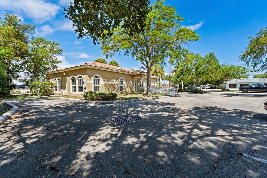 More Photos Of 3193 SE Dixie Hwy, Stuart Office For Sale