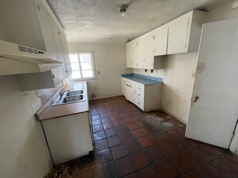 More Photos Of 1360 Newport Ave, Long Beach Warehouse For Sale