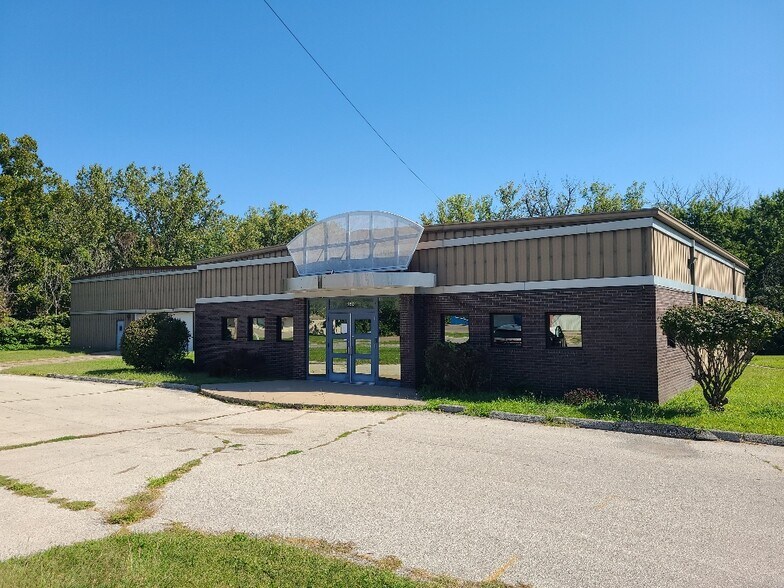 Primary Photo Of 2501 Martin Luther King Jr Pky, Des Moines Showroom For Lease