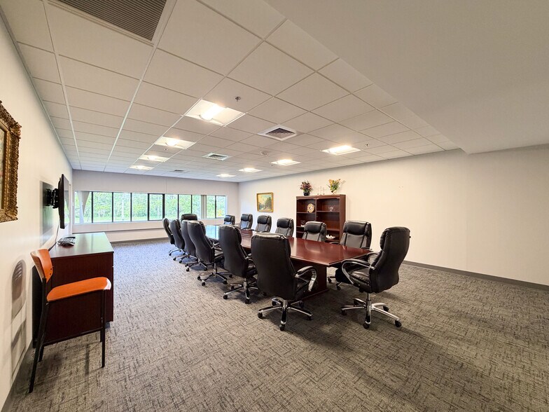 More Photos Of 123 Day Hill Rd, Windsor Manufacturing For Lease