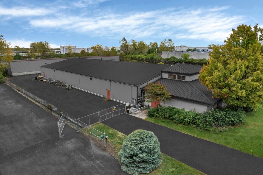 More Photos Of 850 Kaderly Dr, Columbus Warehouse For Lease