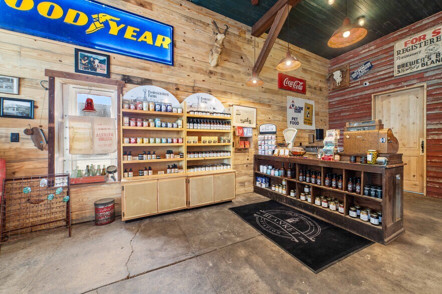 More Photos Of 622 Main st, Blanket Storefront Retail Office For Sale