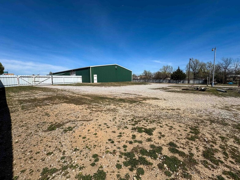 More Photos Of 2912 N Shields Blvd, Moore Manufacturing For Lease