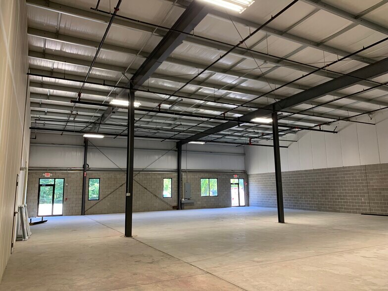 More Photos Of 68 Gold St, Agawam Light Manufacturing For Lease