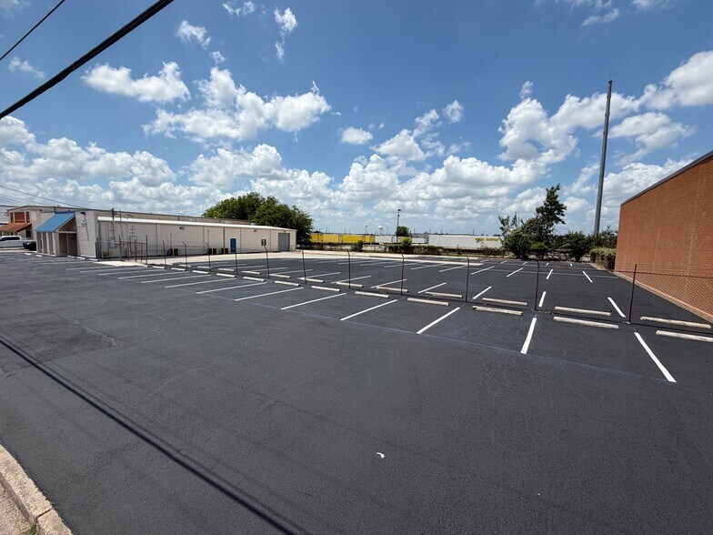 More Photos Of 1011 Paulsun St, San Antonio Light Distribution For Lease