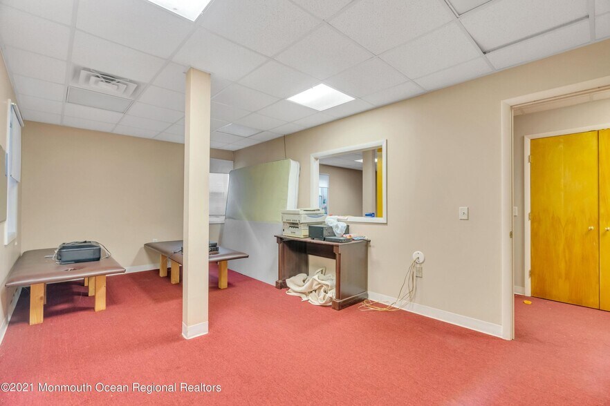 More Photos Of 2101 Lake Rd, Manchester Medical For Sale