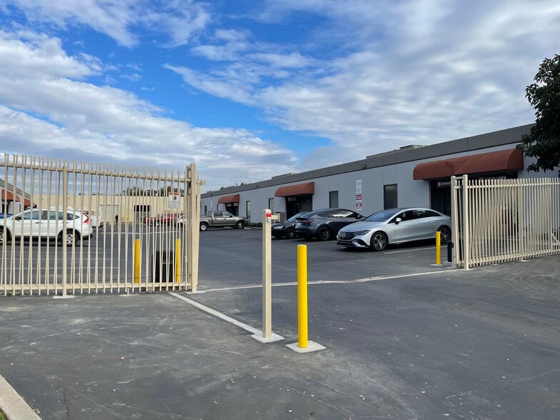 More Photos Of 1311 E Chestnut Ave, Santa Ana Warehouse For Lease