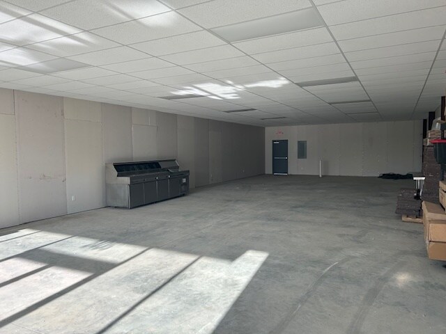 More Photos Of 2405 N 23rd St, Broken Arrow Showroom For Lease