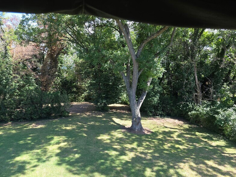 More Photos Of 328 Buckmarsh St, Berryville Flex For Sale