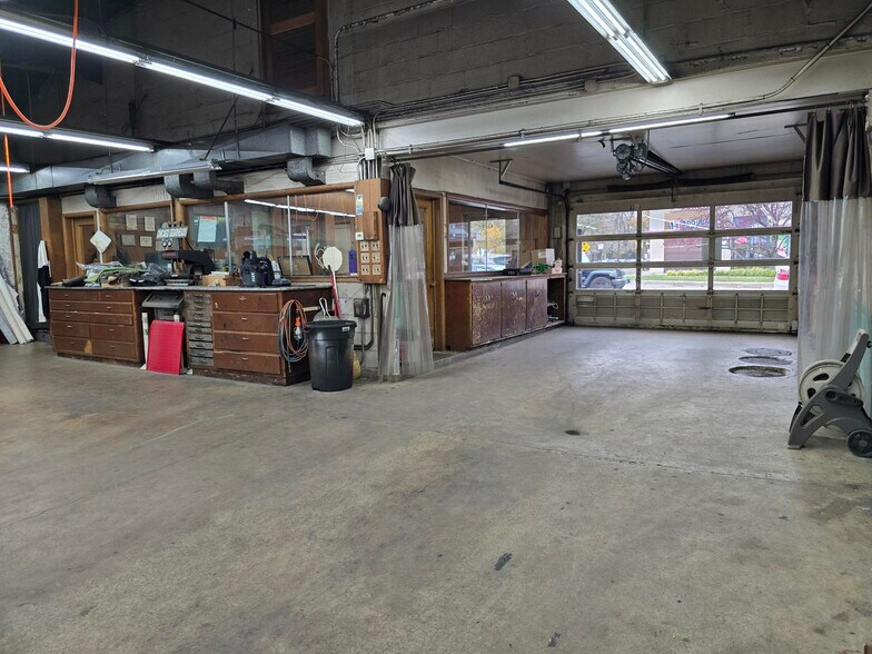 More Photos Of 6243 N Clark St, Chicago Storefront For Sale