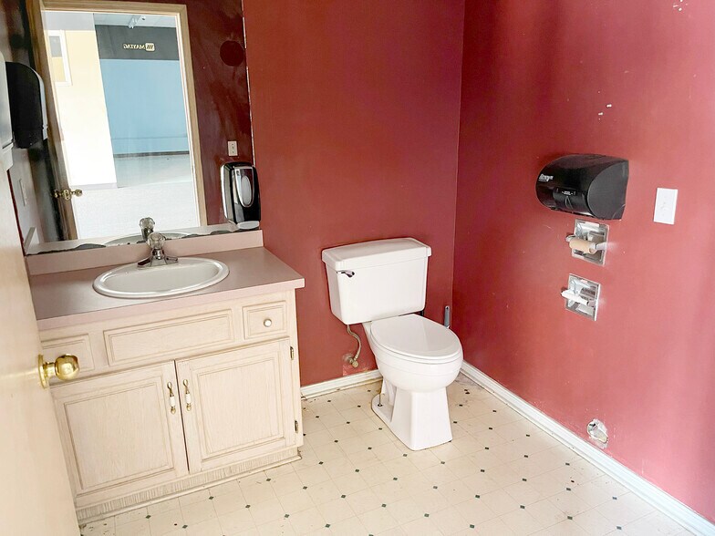 More Photos Of 104 E Graham Ave, Pryor General Retail For Sale