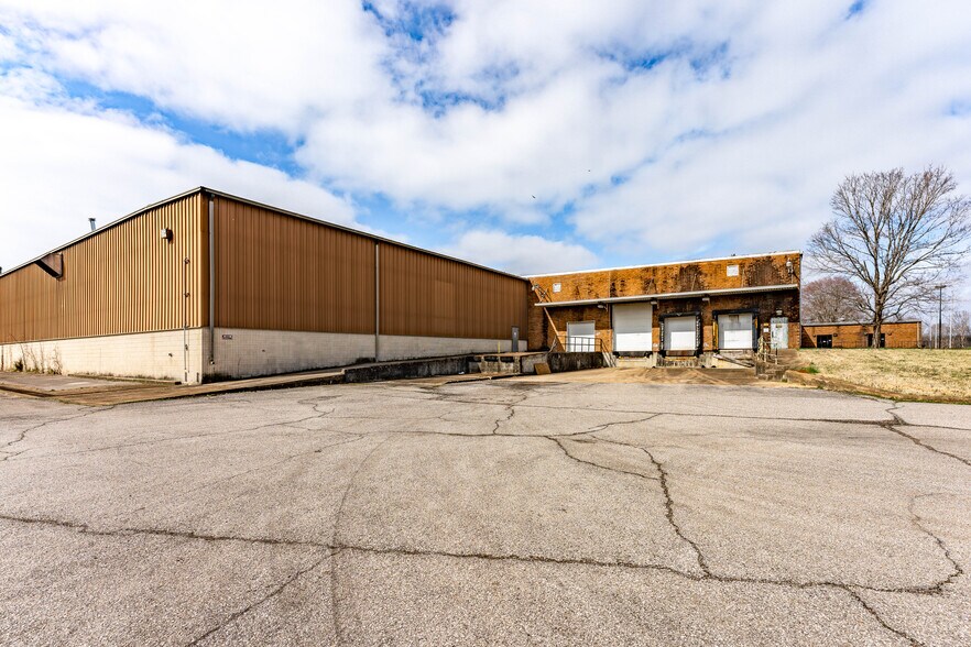 More Photos Of 200 Universal Dr, Centerville Distribution For Lease