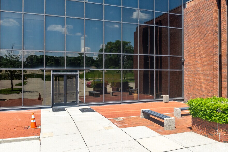 More Photos Of 6700 N High St, Worthington Office For Sale