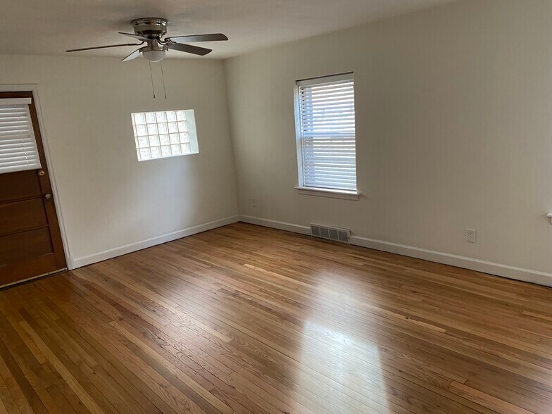 More Photos Of 404 S Clay Ave, Kirkwood Office For Lease