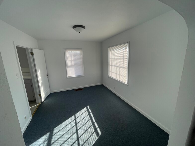 More Photos Of 246 N Buhl Farm Dr, Hermitage Flex For Sale