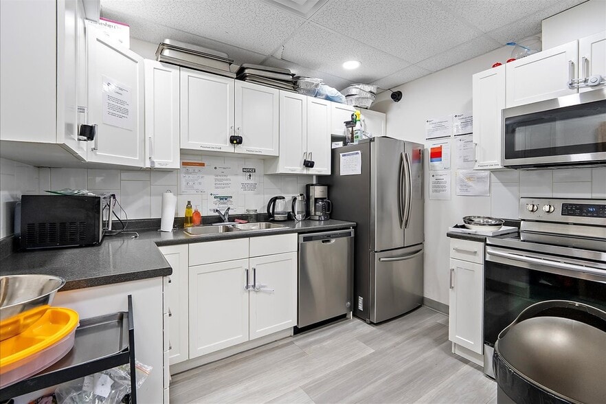 More Photos Of 9241-9249 50th St NW, Edmonton Showroom For Sale