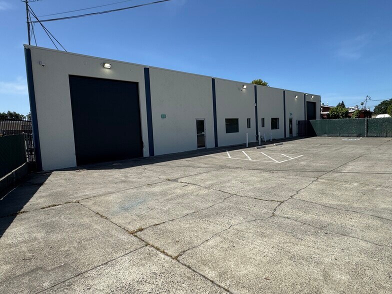Primary Photo Of 104 Maxwell Ct, Santa Rosa Warehouse For Lease