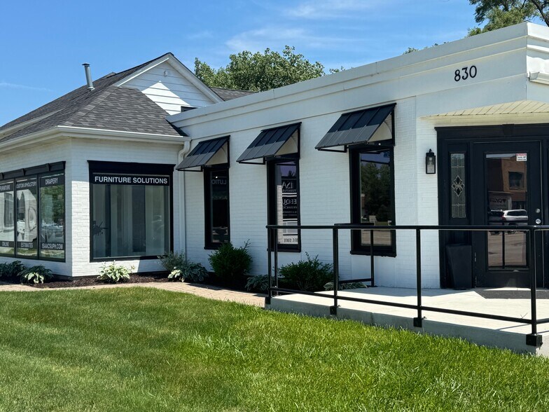 More Photos Of 830 E State St, Geneva Freestanding For Lease