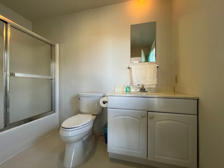 More Photos Of 1004 S Nordic Dr, Petersburg Hotel For Sale