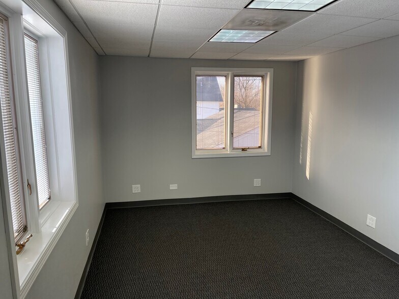 More Photos Of 110 S Hager Ave, Barrington Office For Lease