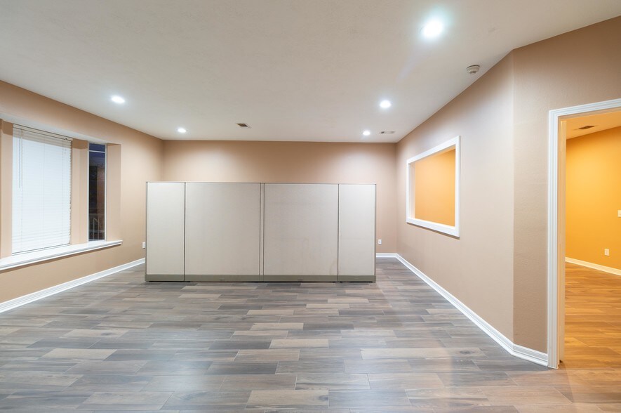 More Photos Of 811 Bradford Ave, Kemah Office For Lease