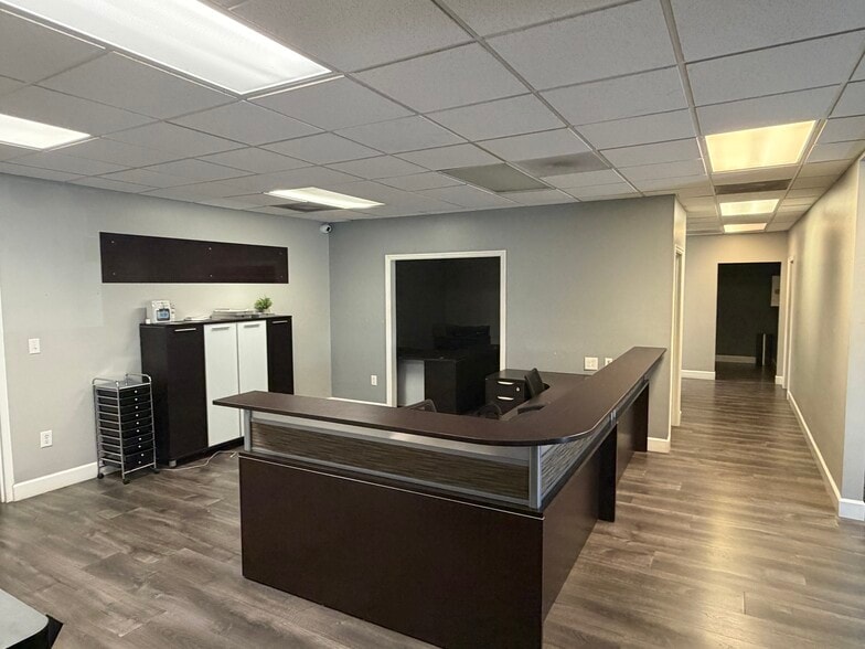 More Photos Of 5600 Zip Dr, Fort Myers Warehouse For Lease
