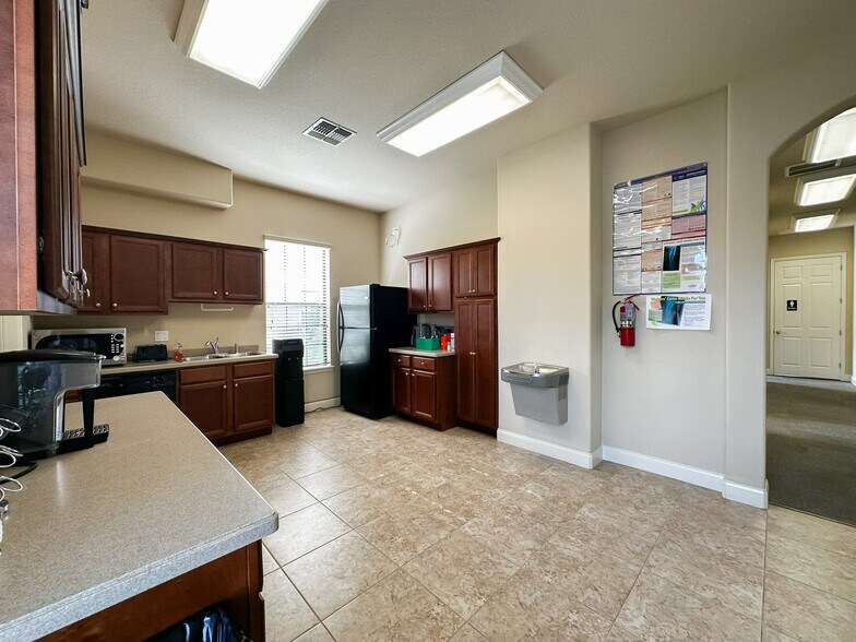 More Photos Of 170 Fitzgerald Rd, Lakeland Office For Lease