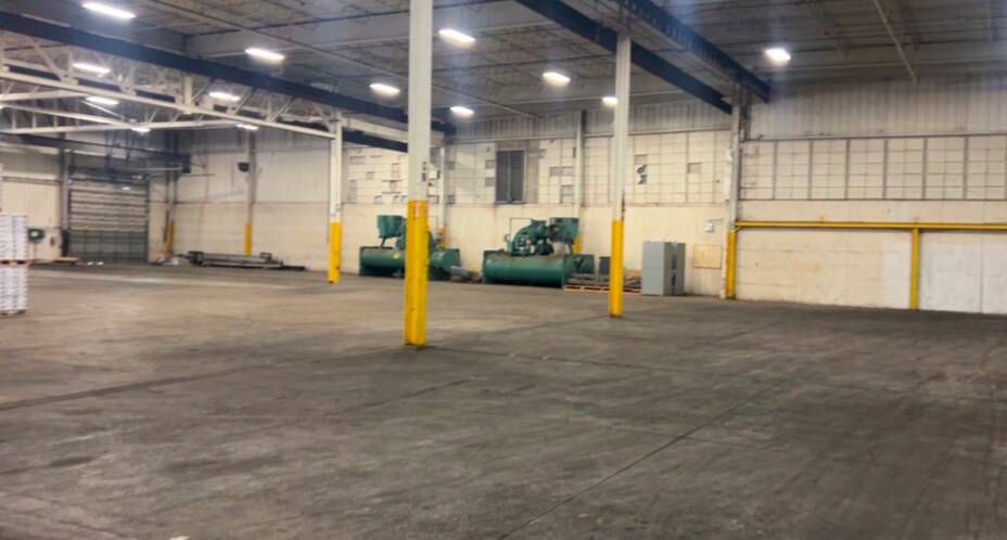 More Photos Of 10333-10335 Wayne Ave, Cincinnati Manufacturing For Lease