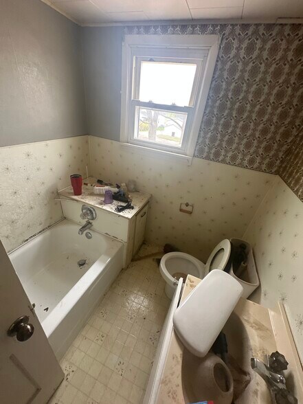More Photos Of 408 E Main St, Sparta Specialty For Sale