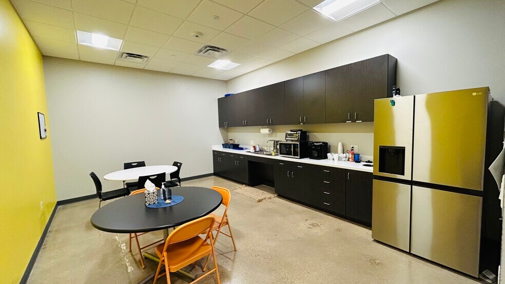More Photos Of 8633 Airport Fwy, North Richland Hills Freestanding For Lease