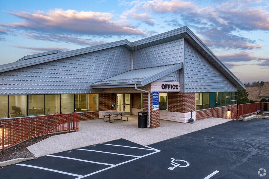 More Photos Of W239 N3490 Pewaukee Rd, Pewaukee Office For Sale