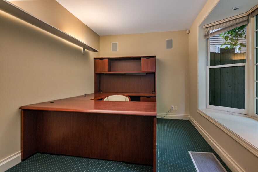 More Photos Of 3 Essex Sq, Essex Office Residential For Sale